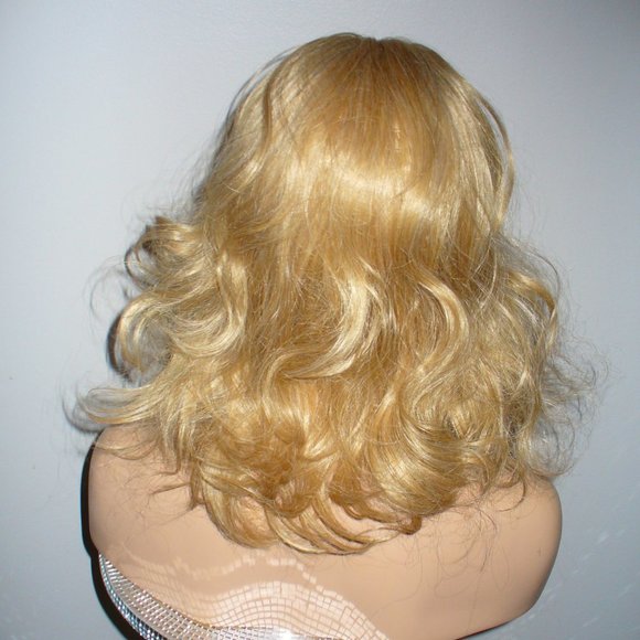 3/4 lace front wig with huge combs to secuere it - Picture 2 of 4